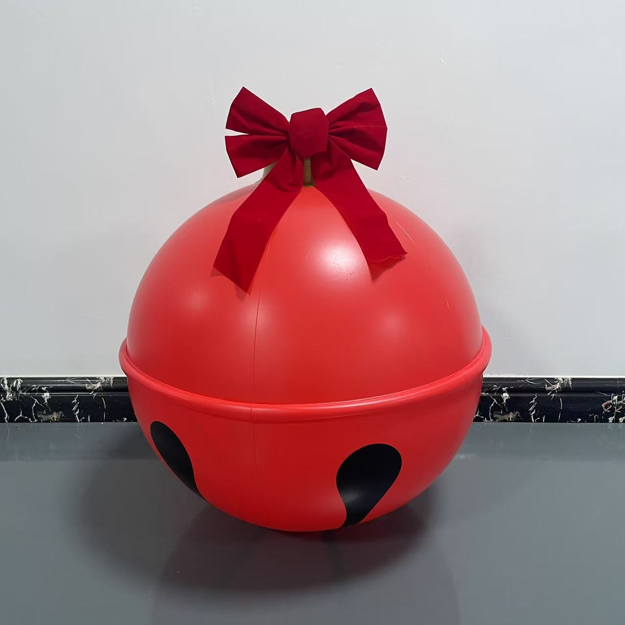 Oppblåsbar julekule 23.6 tommers gigantisk bjelle oppblåsbar ball moro jul oppblåsbar hagedekorasjon juleballonganheng utendørsdekorasjon hagegård gårdsplass gårdsplass juledekorasjon: Rød