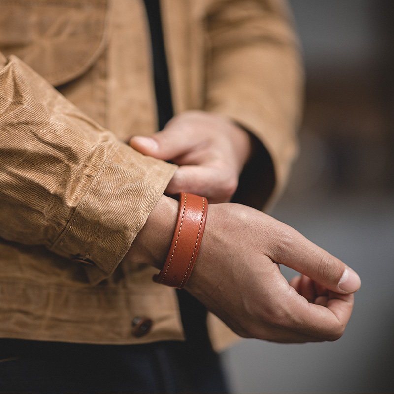 Pulsera de cuero con letras Maden para hombre, brazalete ajustable hecho a mano, color caqui, estampado marrón, joyería India Thunderbird