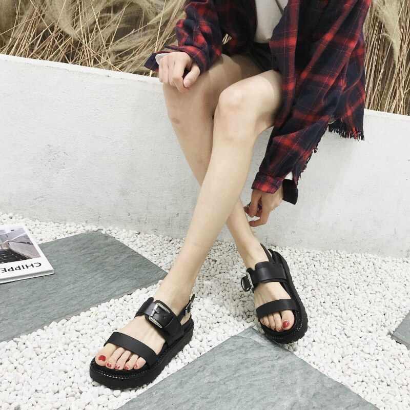 Boussac klamry pasa dekoracji sandały na platformie kobiety czarne nity punkowe Slingback sandały kobiety letnie buty na plażę kobiety SWC1006