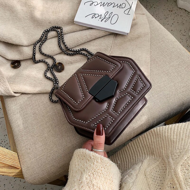 Hexágono couro do plutônio crossbody sacos para as mulheres 2020 rebites corrente ombro simples bolsa de viagem feminina mini bolsas: Café