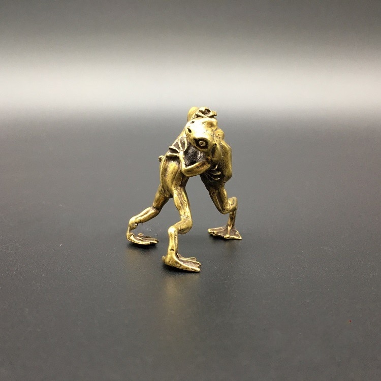 Collectable Chinese Brass Carved Animal Wrestling Frogs Exquisite Small Statues