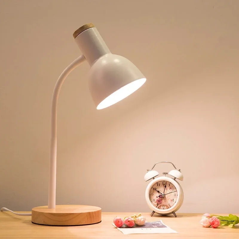 Lampada da scrivania nordica pieghevole a LED in ferro artistico creativo in legno Protezione per gli occhi Lampada da tavolo da lettura Soggiorno Camera da letto Decorazioni per la casa