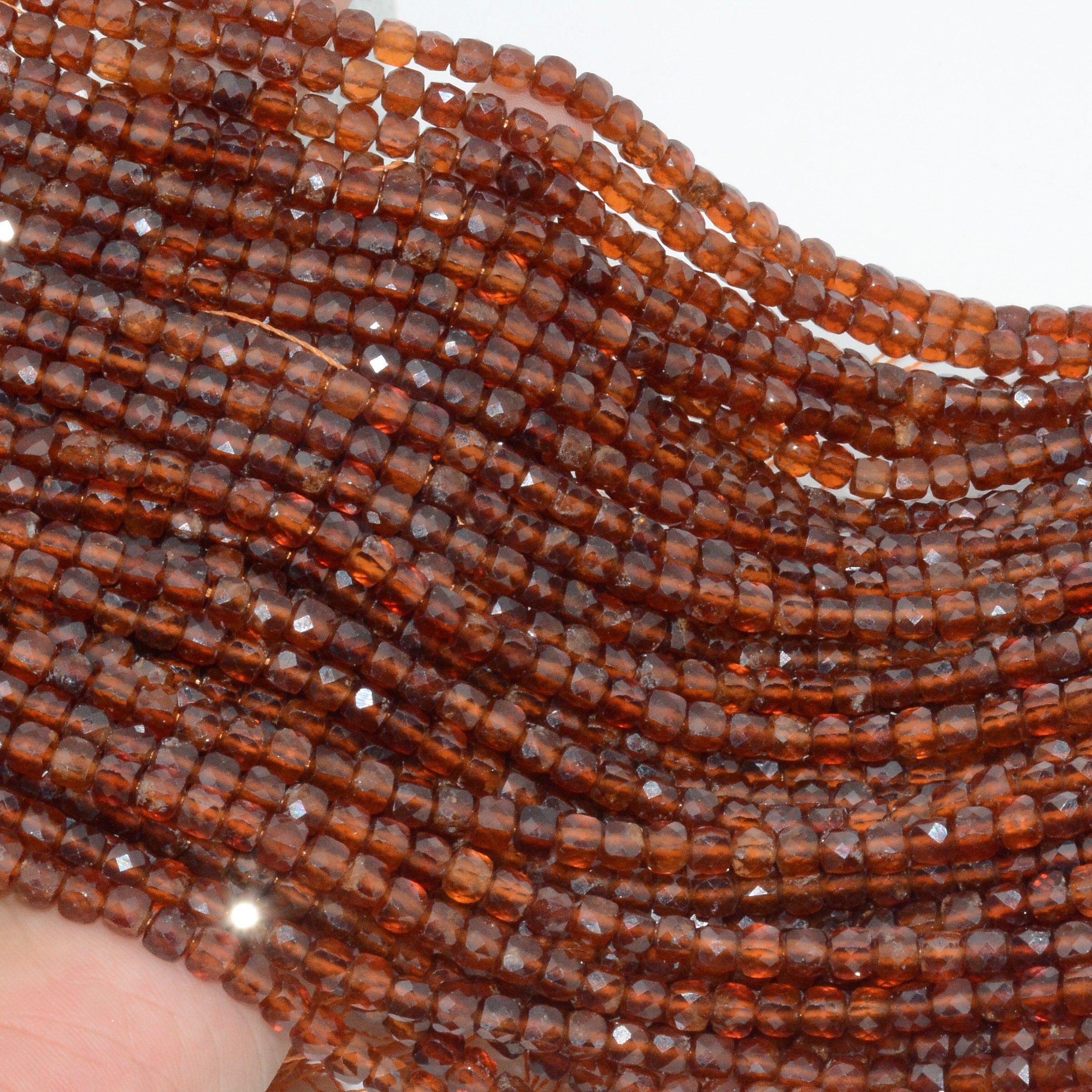 4.5mm natürliche, reine spessartin-granatperlen mit unregelmäßigem facettenschliff.