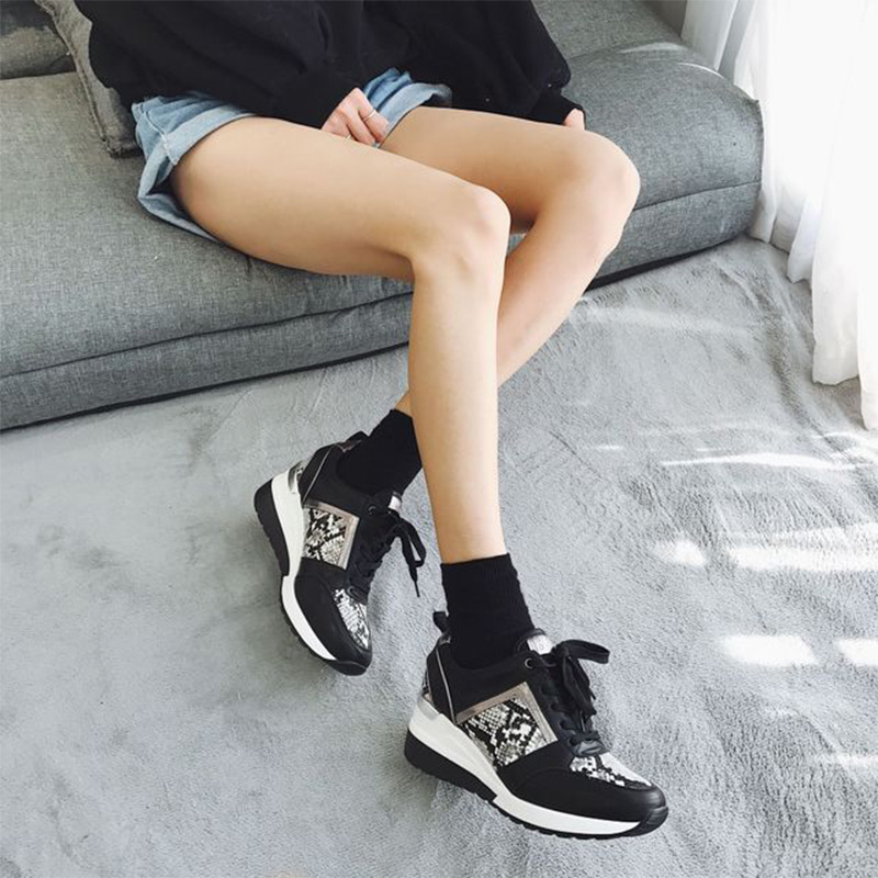Kvinders sneakers slangeprint vulkaniserede sko kilehæl kvinde løbesko forår efterår kvindelige snøresko damesko