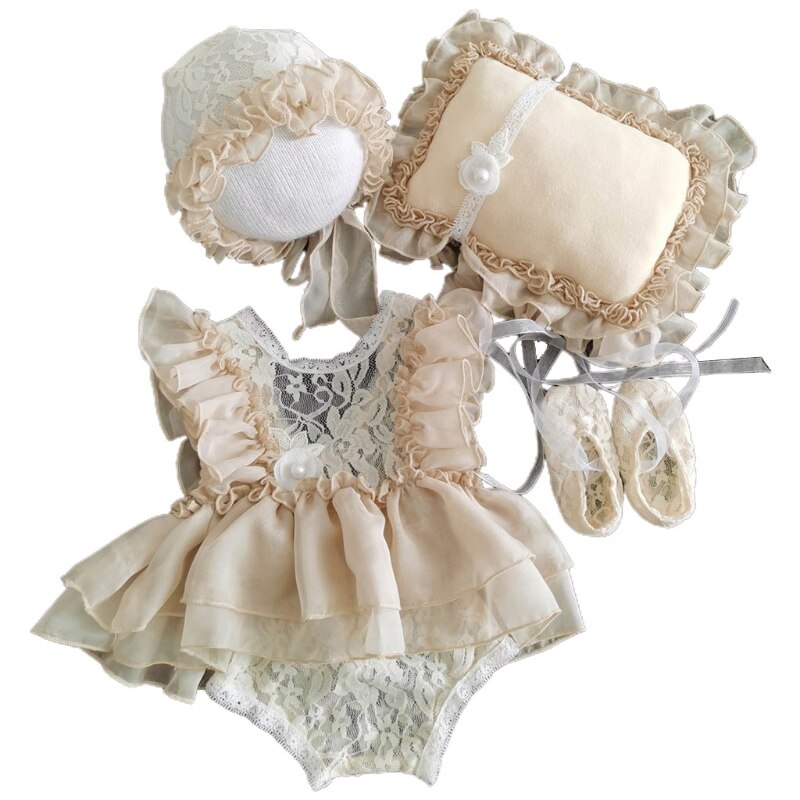 Set van 5 pasgeboren fotografie-accessoires: kanten jurkje, hoedje, kussentje, korte broek en schoenen.: 3
