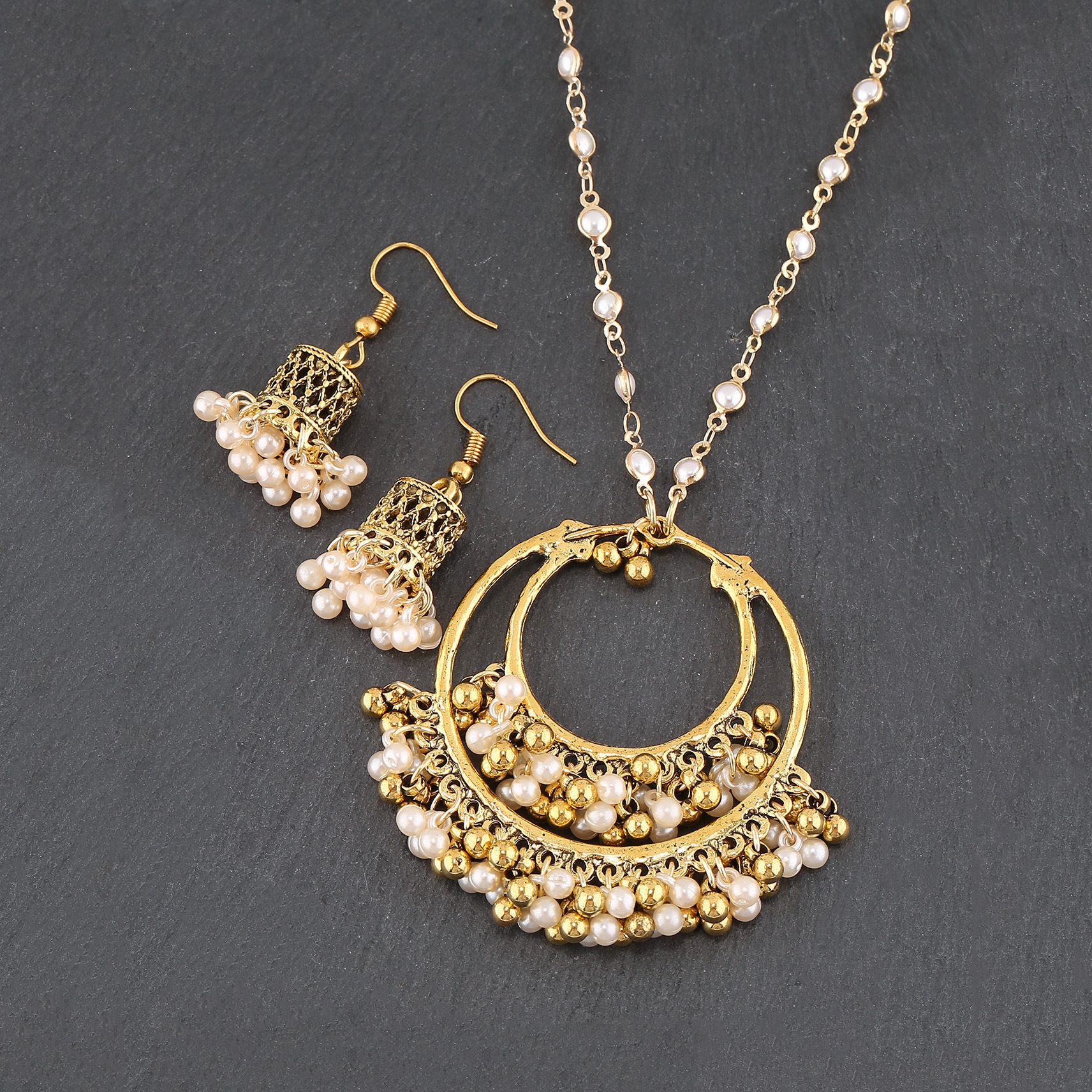 Luxury Retro Indian Jewelry Set Earring/Necklace Bijoux Wedding Jewelry Hangers Ethnic Carved Jhumka Earrings: Gold-color