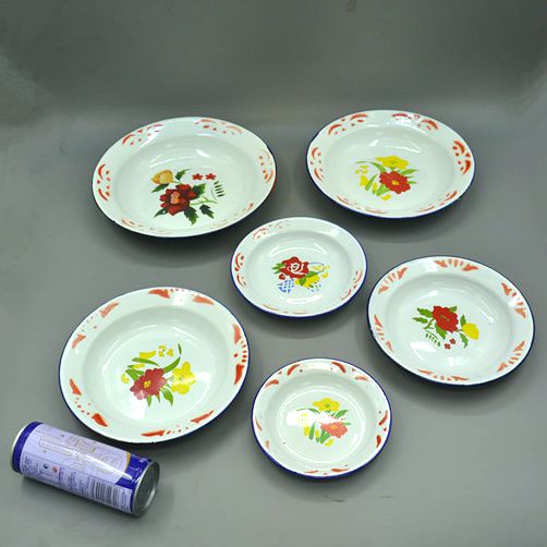 Assiette ancienne en émail de style nostalgique, assiette rouge rétro, plat à bouche peu profonde