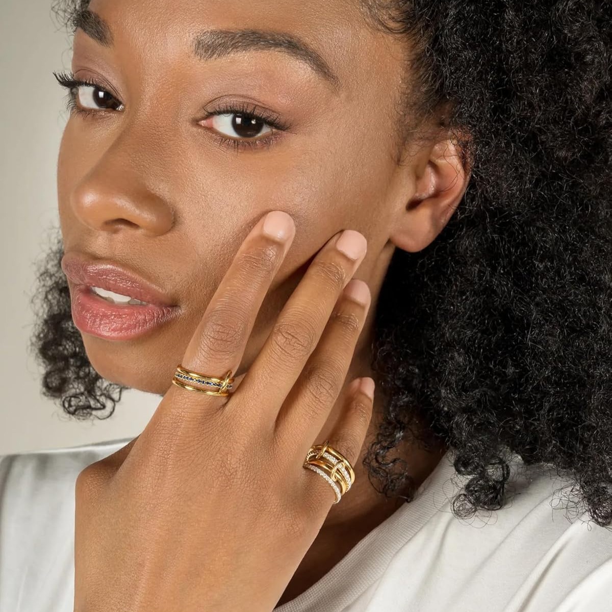 Un nicho de anillo de joyería de cobre de cuatro anillos de dos colores, hipoalergénico, estilo Ins, artefacto de apilamiento, adecuado para mujeres jóvenes