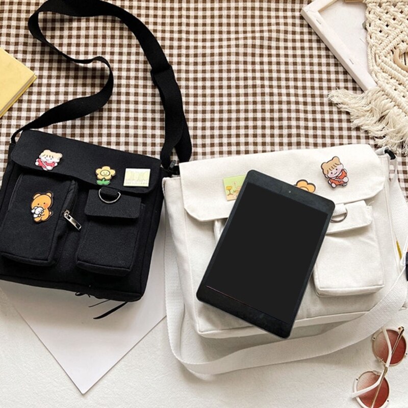 Quadratische umhängetasche für damen, lässige schultertasche mit überschlag und aufnähern, verstellbare träger, messenger bag aus canvas für damen