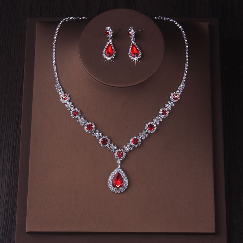 Modisches Brautaccessoire-einstellen bestehend aus einer Halskette und einem Paar Ohrringe. Neues Hochzeitskleid, Kleideraccessoires, Hochzeit