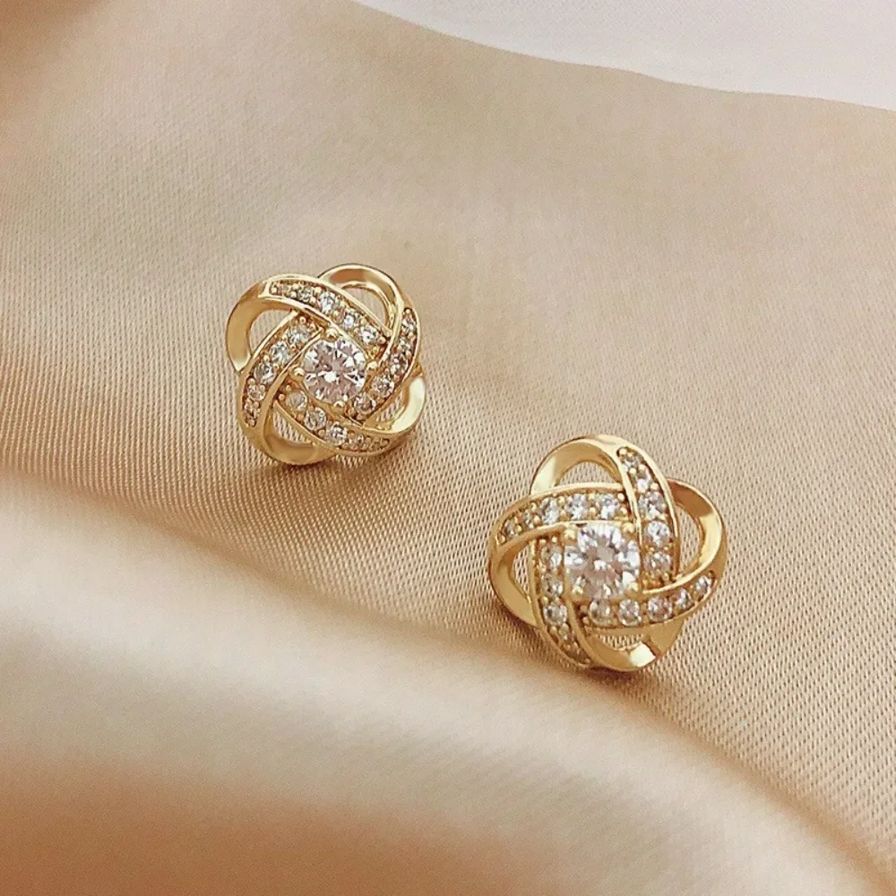 Dames oorbellen met lichte, luxe zirkonia steentjes, eenvoudige kruisvormige holle geometrische oorbellen, prachtige oorsieraden voor bruiloften en feesten.