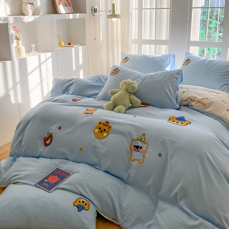 Pussilakanasetti, jossa sininen ja pinkki kirjonta, sekoitus pestyä puuvillaa, minimalistinen, neliosainen setti, jossa on aluslakanoita, pussilakana.