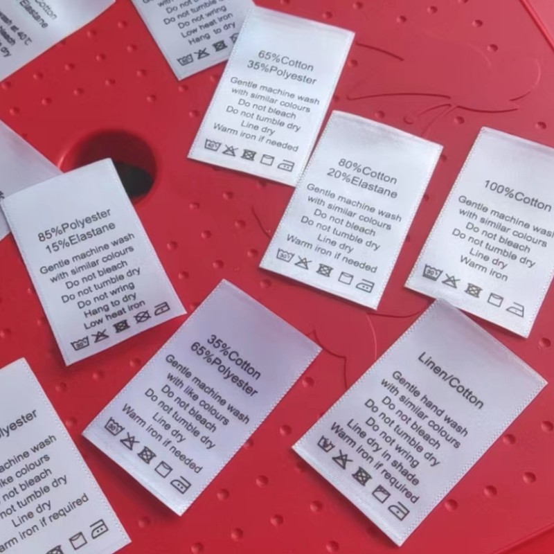 100 st vita tvättrådsetiketter för bomull/siden/kashmere/ull/linne/polyester/elastan med tryck av satintyg