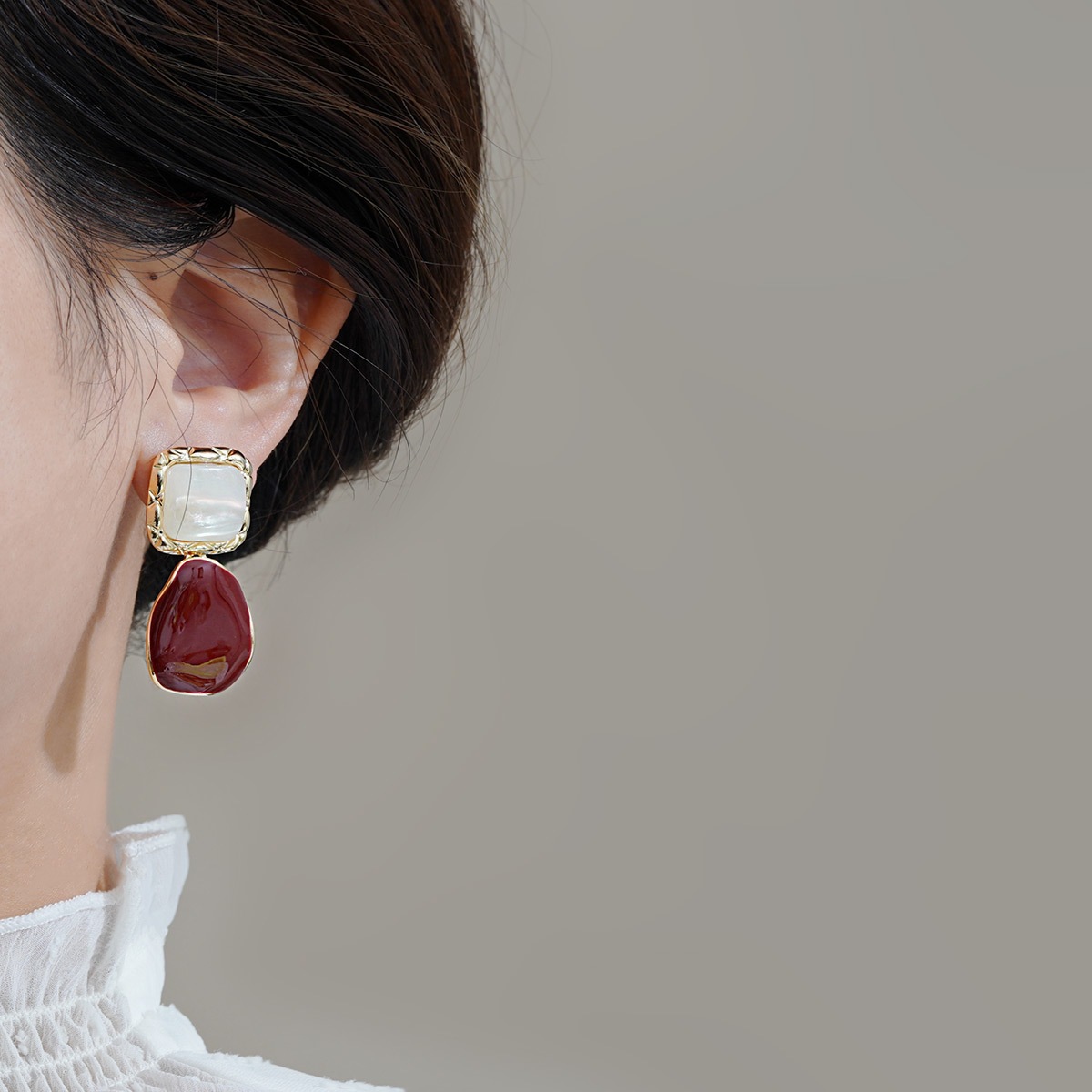 Pendientes franceses Retro elegantes con forma de gota de agua, color rojo vino, pendientes pequeños con cara para mujer, joyería de de Navidad, colgantes al por mayor