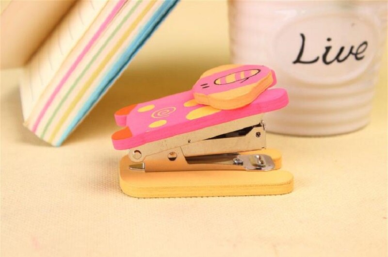 HKYSHP Korea creatieve briefpapier leuke cartoon Houten geschilderd nietmachine mini nietmachine school kantoorbenodigdheden: pink