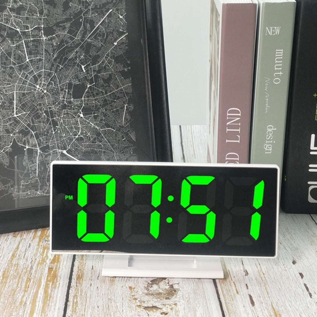 Eenvoudige elektronische LED-wekker voor naast het bed met