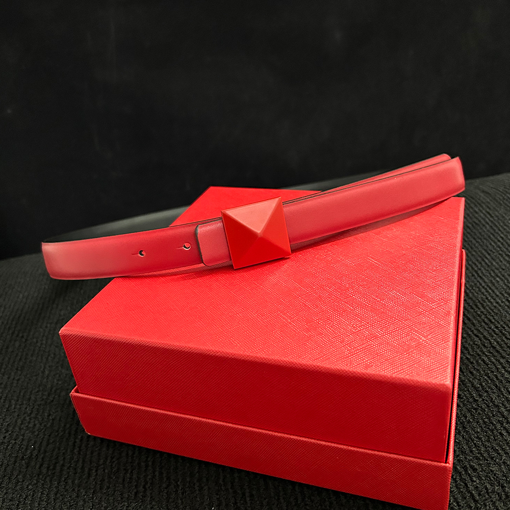 Cinturón femenino de de lujo, cadena de cintura, pantalones vaqueros, vestido de cuero, accesorios para mujer, hebilla piramidal Retro, cinturones de uso de doble cara de 2,5 cm: Rojo / 105 CM