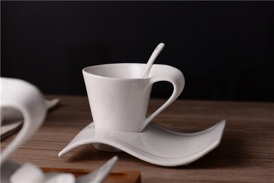 Bølget keramisk fancy kaffekopp og tallerken sett europeisk lite luksuriøst par 200ml: Keramisk skje