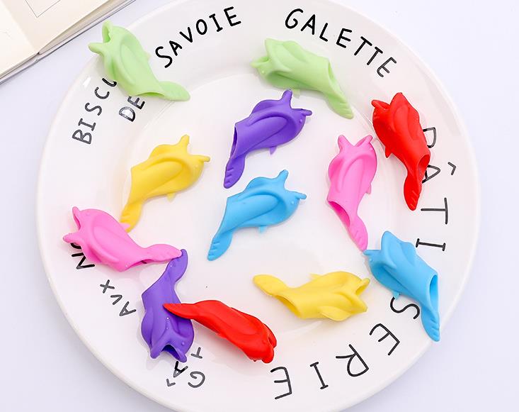 10 stks/set Leuke Candy Kleur Dolfijn Vis Rubber Kids Leren Houden Schrijven Houding Correctie Apparaat Potlood Topper Briefpapier