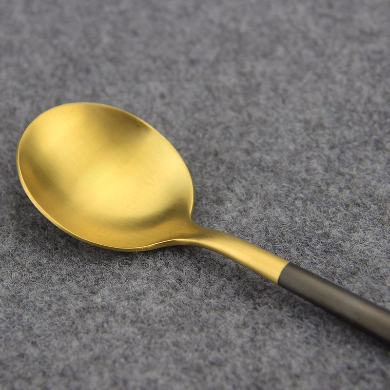 Lyxiga 4 -delade mattsvarta handtag och bestickset i guld i rostfritt stål, inklusive knivgaffelsked