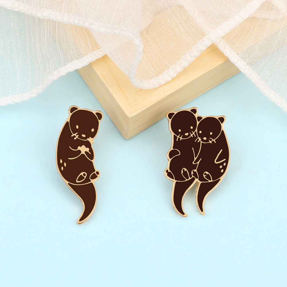 Mooie Zeeotter Knuffelen Ijsblok Broche Pin Cartoon Otters Hand Hand Badge Mode Email Reversspeldjes Sieraden Cadeau Voor Kinderen