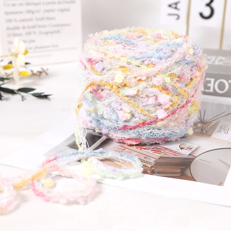 Handgemengd garen, kenmerkend fantasiegaren, handgemaakt doe-het-zelf garen met kleurverloop, wollen bol, haaknaald, grote cirkel, garensegment, geverfde grove wol