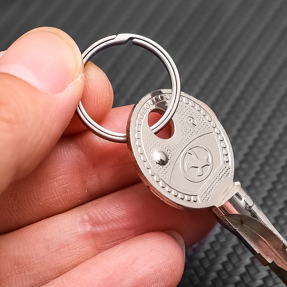 Titanium Alloy Key Rings Keychains Buckle Pendant Super Light Man Car Keychain for Male Creativity Keyfobs Crafts Key Ring