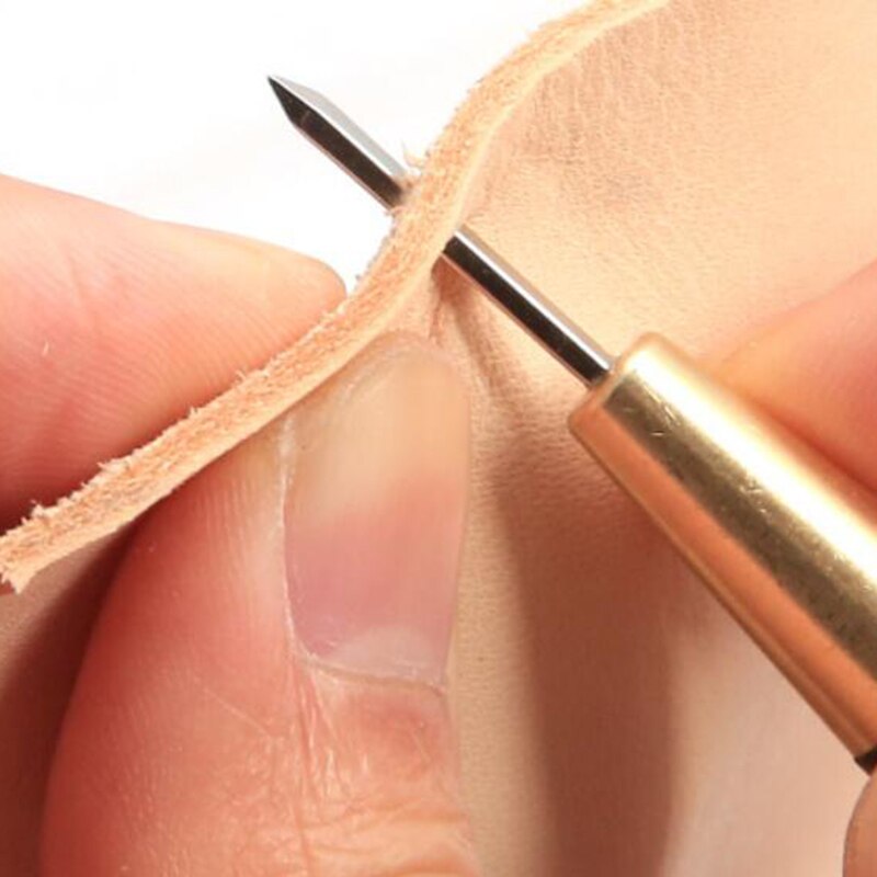 Tailleur coupant le cuir avec un bon manche en bois coupant l'artisanat du cuir