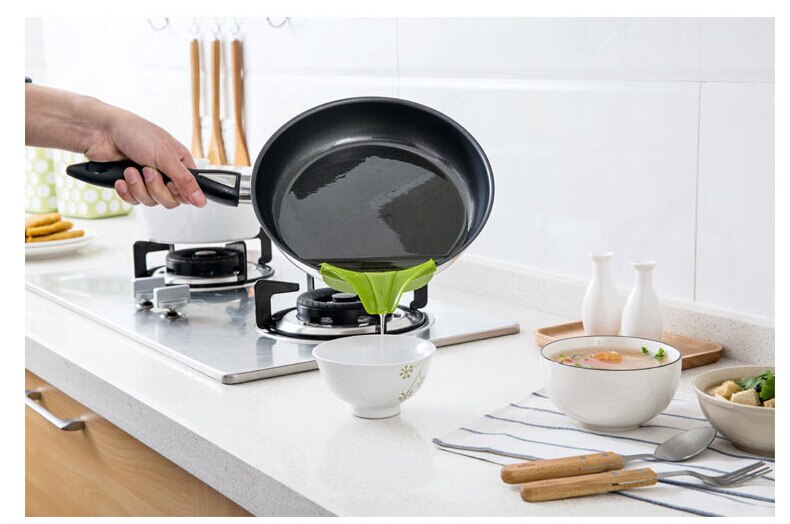 1PC Anti-spill Silicone Slip On Pour Soup Spout Funnel for Pots Pans and Bowls and Jars Kitchen Gadget Tool OK 0258