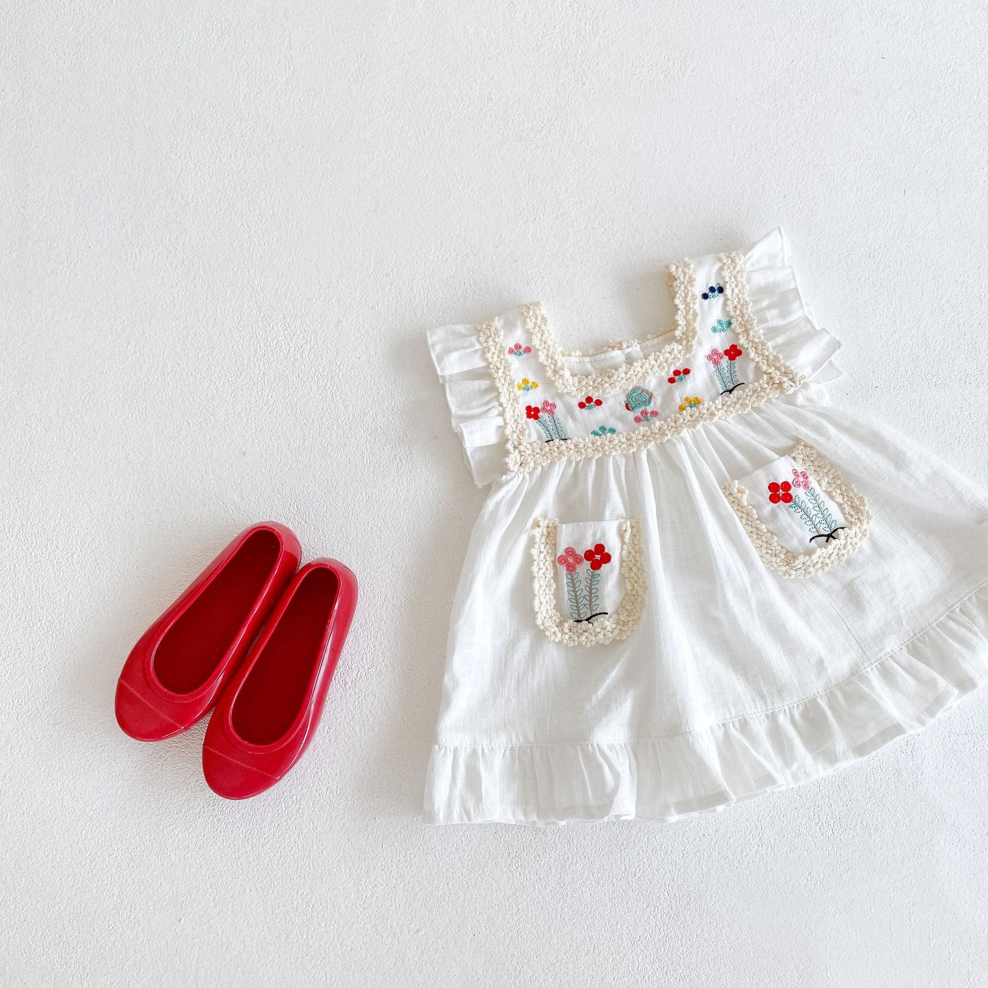 Vestito estivo senza maniche ricamato a fiori in cotone per bambina