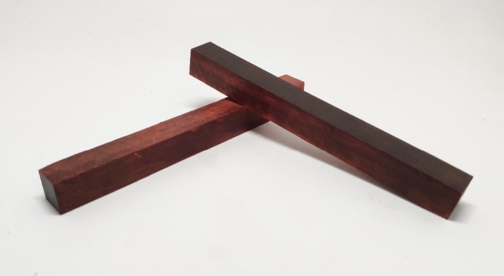 Cuerno de rinoceronte rojo de 13x13x125mm