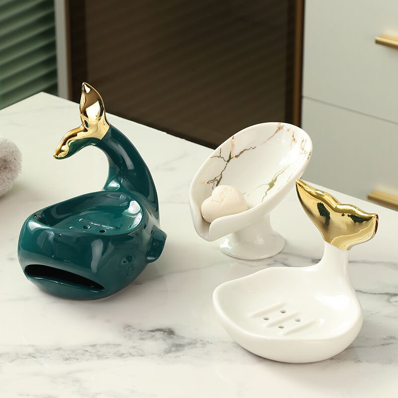Jabonera en miniatura de ballena de porcelana, cerámica decorativa, soporte de jabón de Animal marino, suministros de adorno para el baño, accesorio