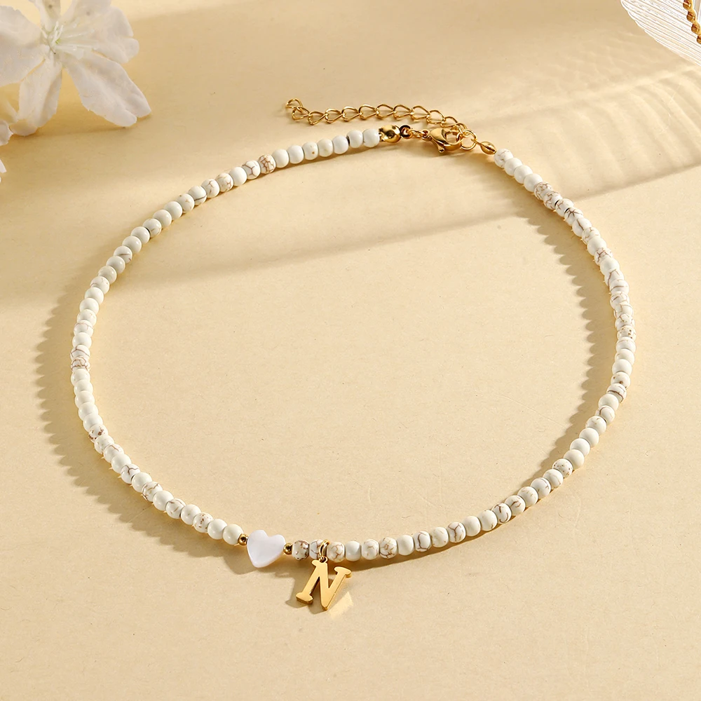 Gargantilla bohemia con cuello, collares con iniciales, cuentas colgantes con letras de concha en forma de corazón, collar de acero inoxidable para mujer, tendencia 2024: Color oro puro
