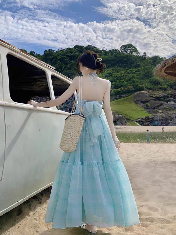 Neckholder-Kleid für den am Meer