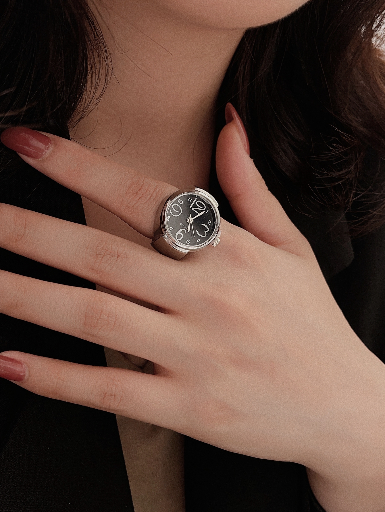 Mini Jahrgang Fingerringuhr Runde kreative Quarzuhren Paar Uhren Zubehör: Schwarz