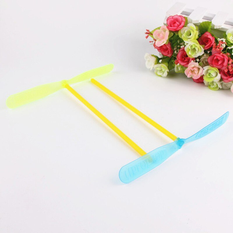 10 Stks/partij Plastic Helicopter Bamboe Libelle Vliegende Traditionele Baby Spel Spiraal Pijlen Gags &amp; Bananasplit TY0156