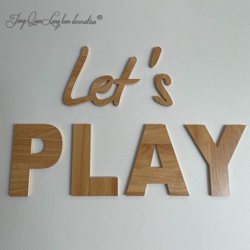 Op maat gemaakte muurdecoratie voor de kinderkamer met de tekst "let's play", houten speelbord, "let's play" bord.
