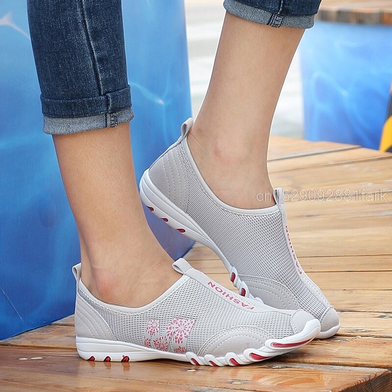 Sneakers mjuka kvinnor plattor skor slip on andas loafers skor utomhus lätta fritidsskor mamma promenadskor