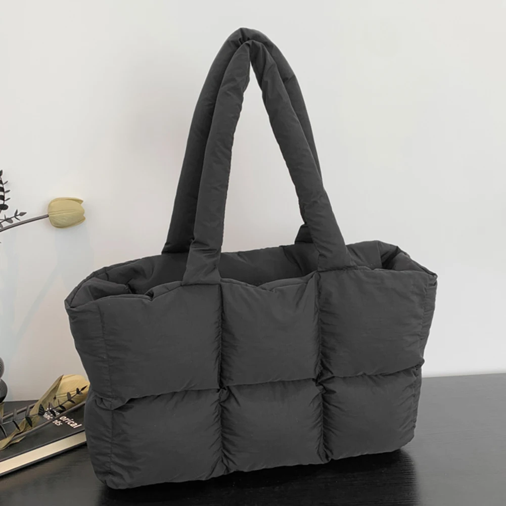 Dames gewatteerde handtas effen kleur gewatteerde enkele schoudertas grote capaciteit zachte cloud draagtas trendy tassen voor woon-werkverkeer: Black