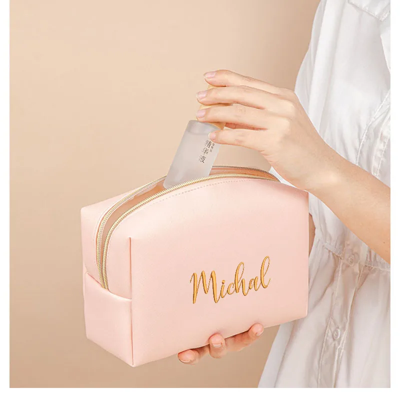 Bolsa de maquillaje con bordado personalizado, kits de cosméticos de aseo impermeables de cuero Saffiano PU portátil para hombre y mujer, logotipo de nombre personalizado
