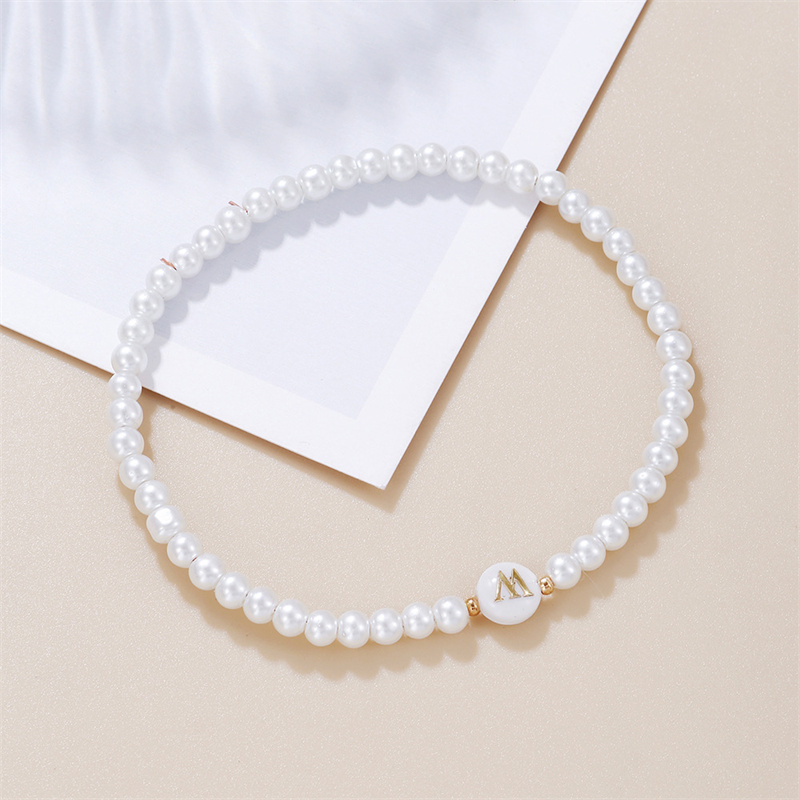 Armbånd med initialer af az til kvinder, trendy hvide perler, rundt vedhæng, elastiske armbånd, smykker, perlemor-charme, pulsera: Forsølvede