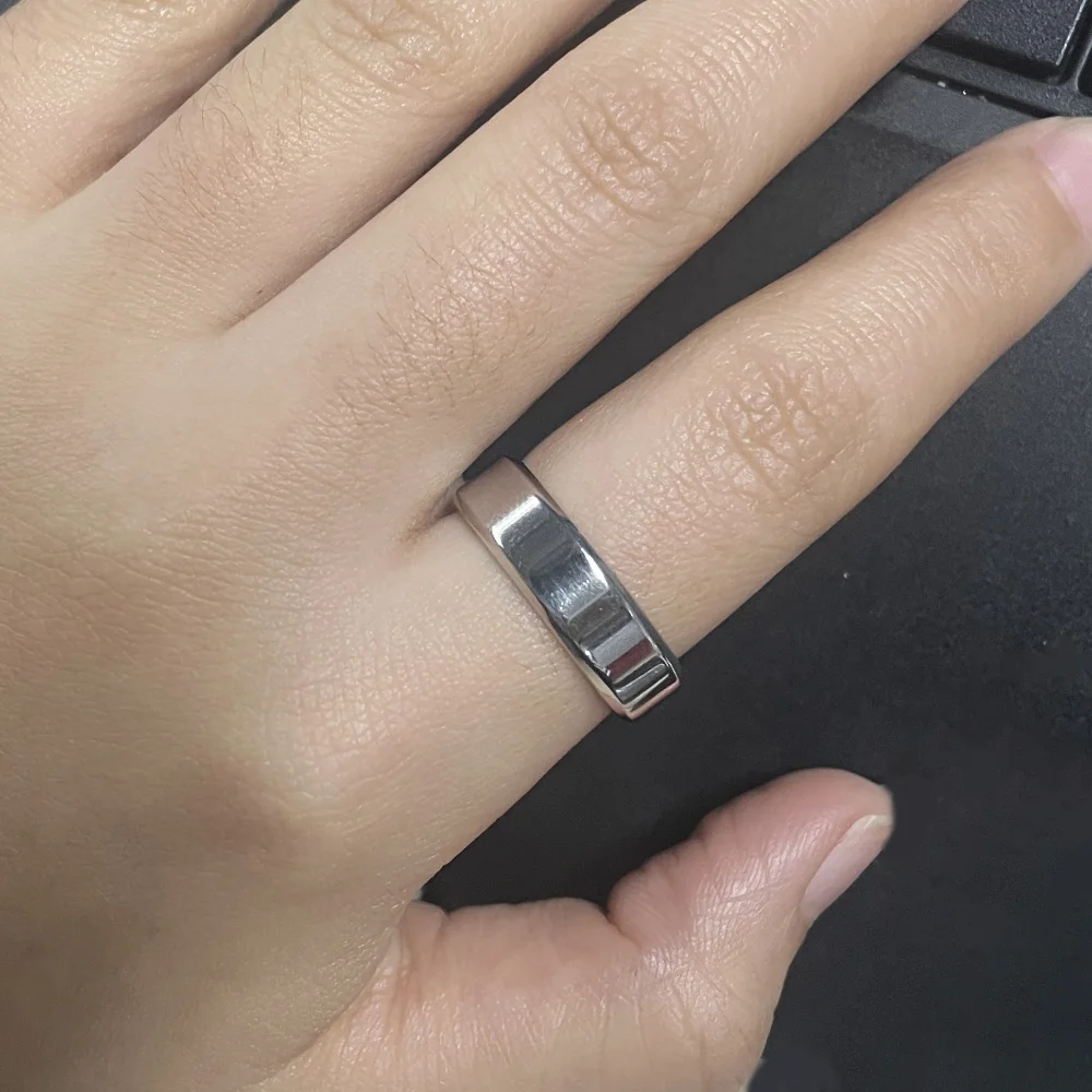Anello classico lucido in argento sterling 925 da 6 mm per uomini e donne Nome libero inciso all'interno di gioielli minimalisti con fede nuziale liscia