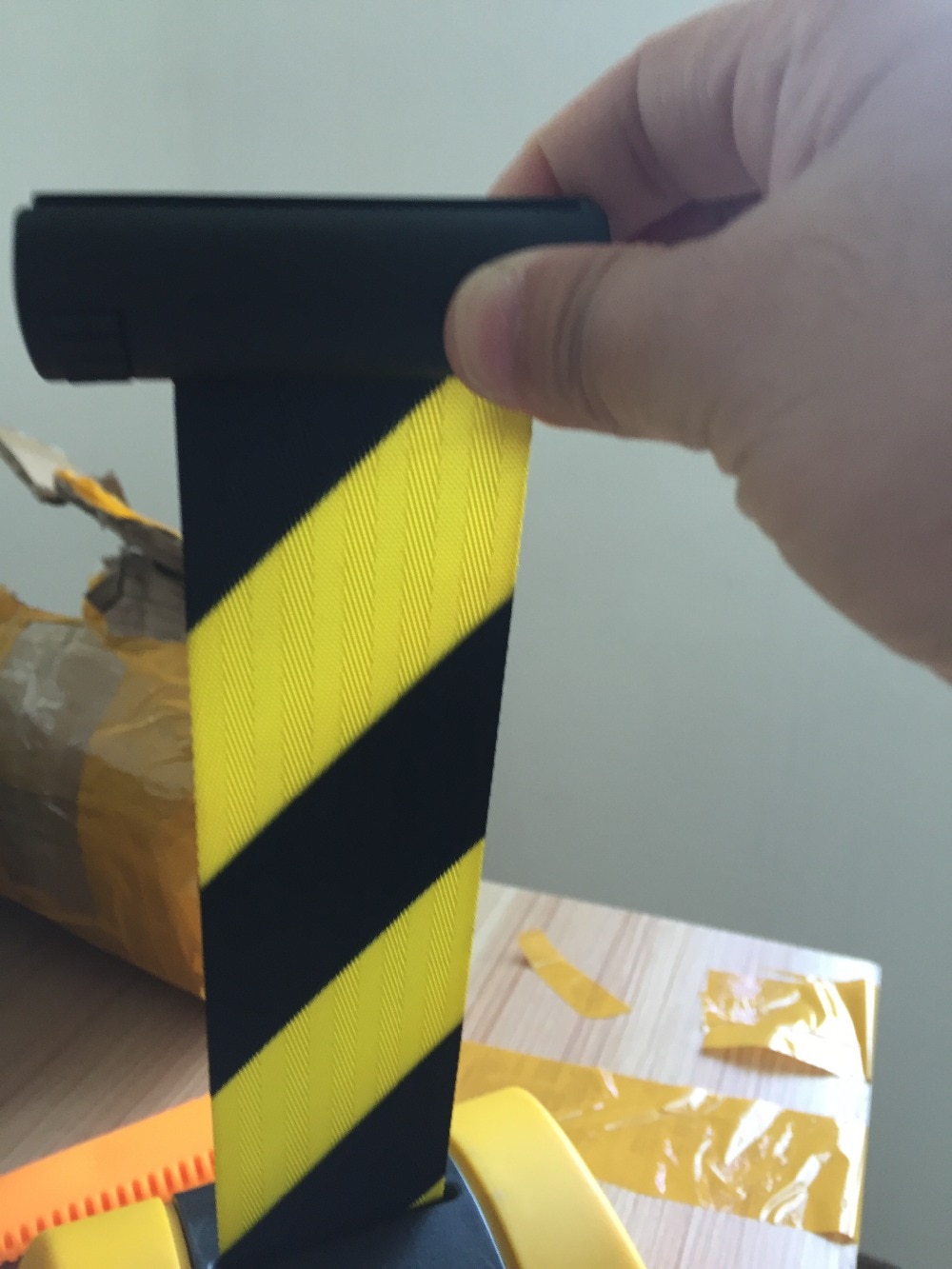 Max 10m belt length wall mounted retractable belt barrier with yellow / black striped caution belt for separated region